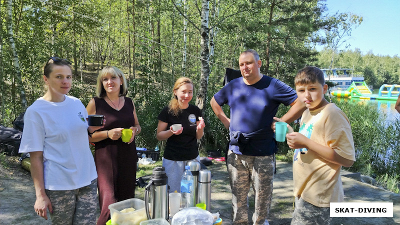 Филиппова Людмила, Быченкова Ирина, Тюрина Анастасия, Филиппов Родион, Филиппов Константин, это что за несанкционированное застолье?