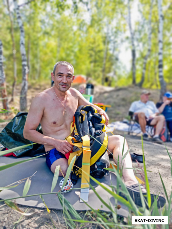 Кондрашов Сергей, собирает снаряжение сидя, с одной ногой так реально удобнее