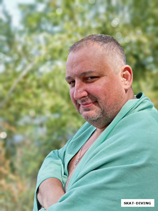 Филиппов Родион, со своей "подагрой", что не мешает ставить ходовики и чистить бассейн, но мешает нырять с сыном