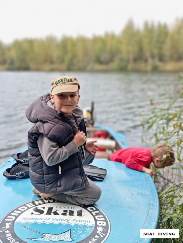 Шикун Роман, изучает клубную лодку
