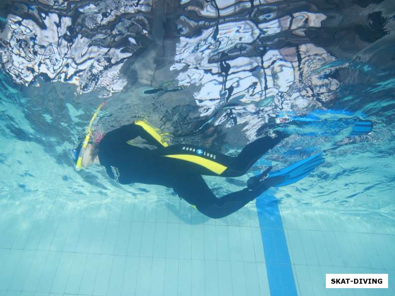 Шинкарева Елена, учится плавать без акваланга