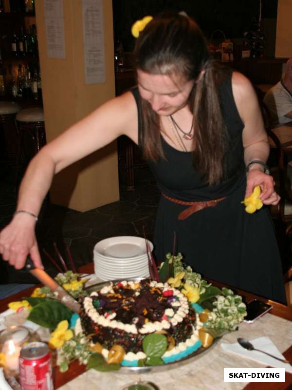 Привалова Мария, режет праздничный торт
