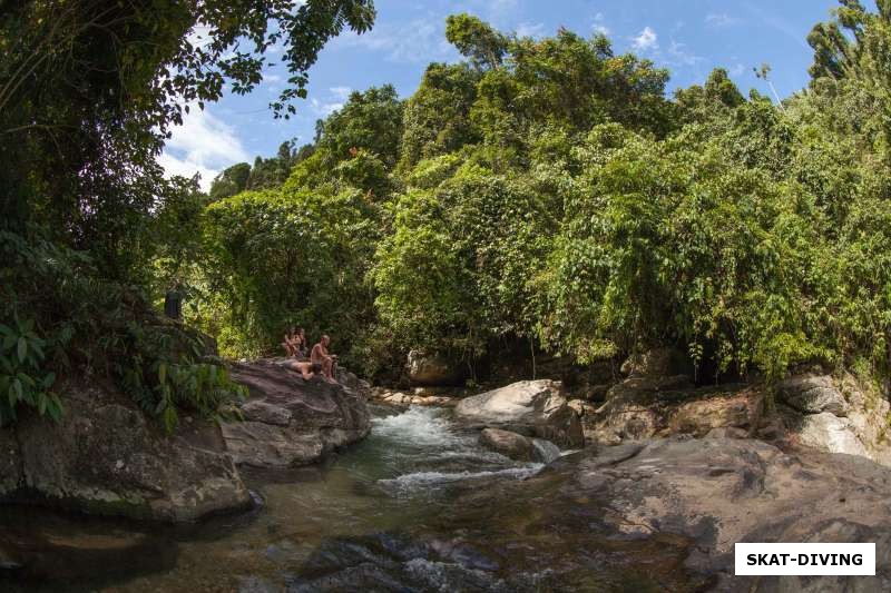 Каскад из восьми водопадов, окруженный джунглями