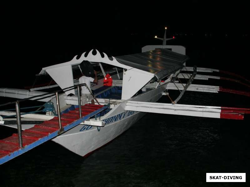 До Puerto Galero добирались автобусом и вот такой лодкой