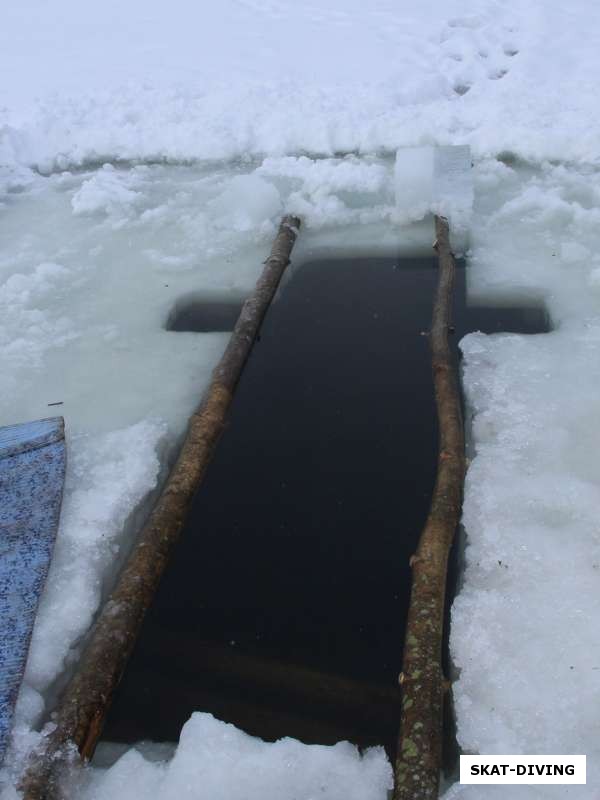 Вот такая получилась купель в 2013 году, пропиленная финской пилой для льда