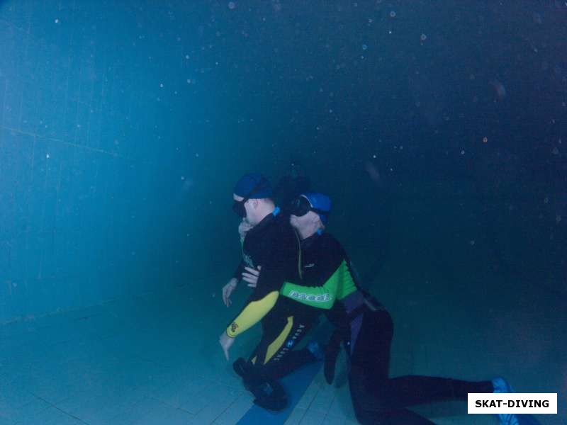 Отработка навыков спасения напарника под водой