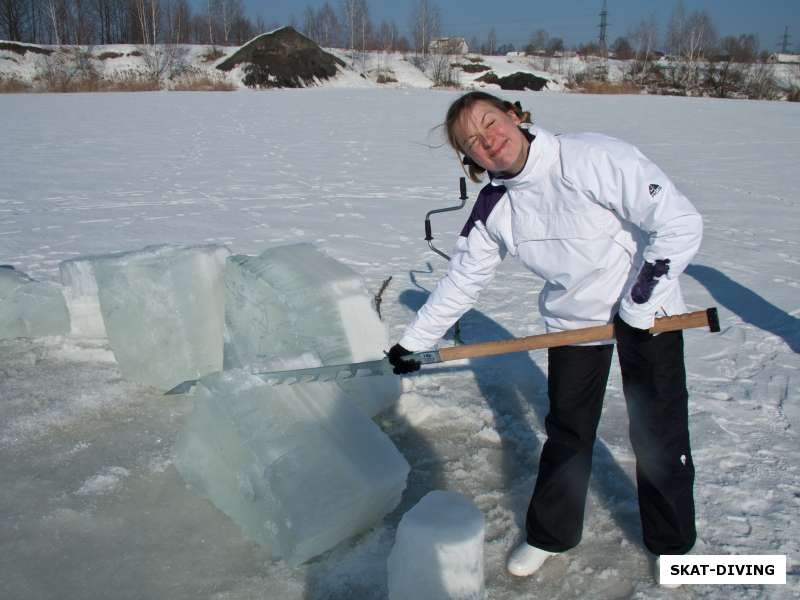 Ильяшенко Вероника, сильный пол тоже помогает пилить лед