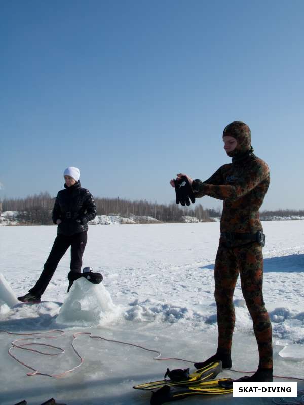 Шувалов Владимир, перчаточки явно тонковаты для ныряния под лед