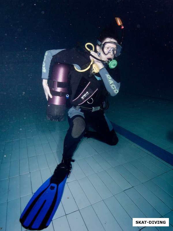 Головань Евгения, снимает снаряжение под водой