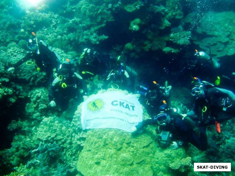 Групповое фото под водой с клубным флагом