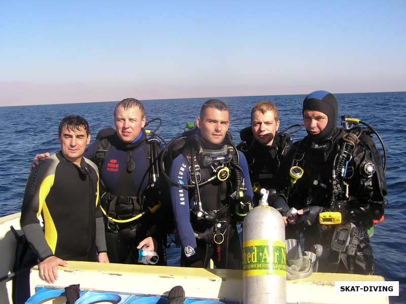Тюрин Валерий, справа с учениками на палубе корабля в Красном море
