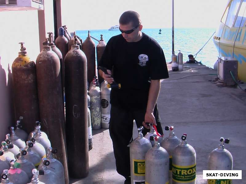 Тюрин Валерий, проверяет нитроксные баллоны на Красном море перед погрузкой на корабль