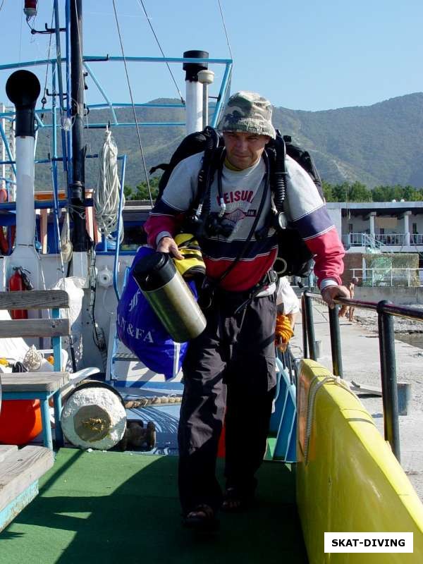 Тюрин Валерий, на палубе корабля в Геленджике, а в руках тот самый термос в котором мы долгое время заваривали чай на клубные вечера