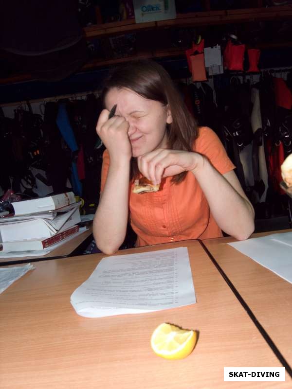 Жиденко Екатерина, во время написания теоретического теста приходится поломать голову