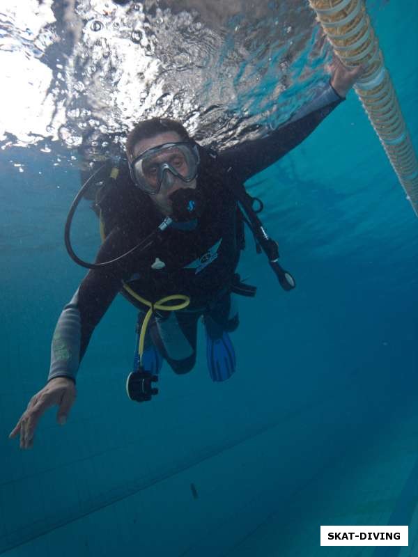 Серегин Сергей, первый опыт дыхания из акваланга получаем на поверхности воды