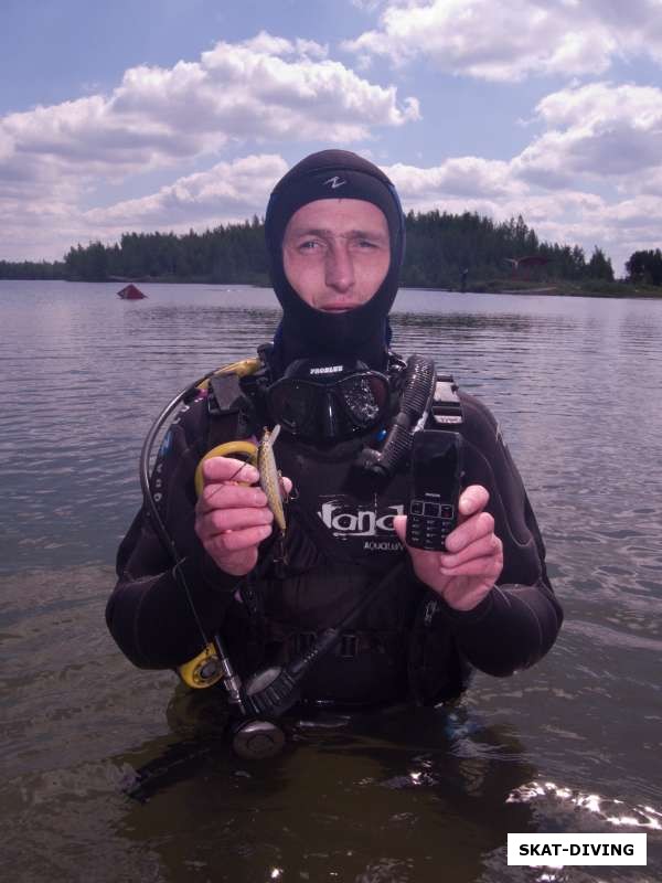 Коршунов Виталий, демонстрирует свои нескромные подводные находки