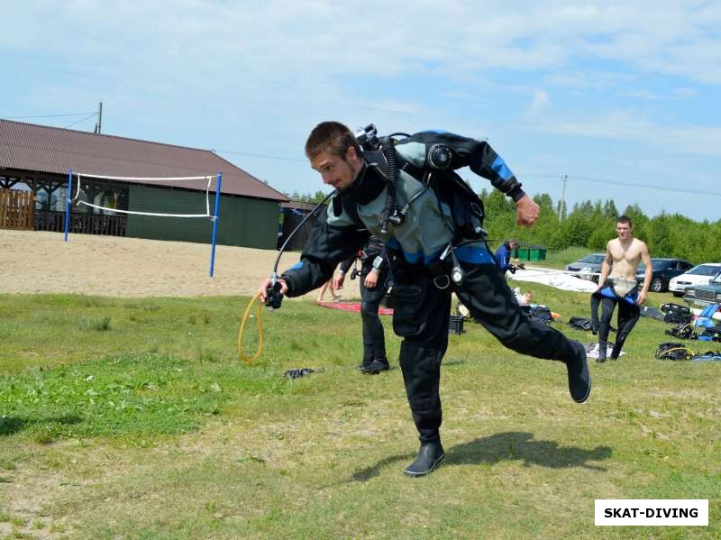 Романов Артем, инструктор демонстрирует правильную технику падения в снаряжении