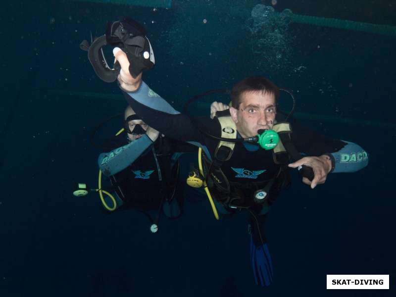 Серегин Сергей, без маски увидеть что-то под водой крайне сложно