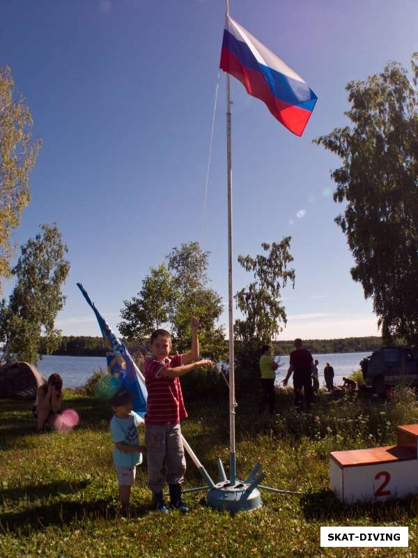Торжественное поднятие флага в честь начала соревнований