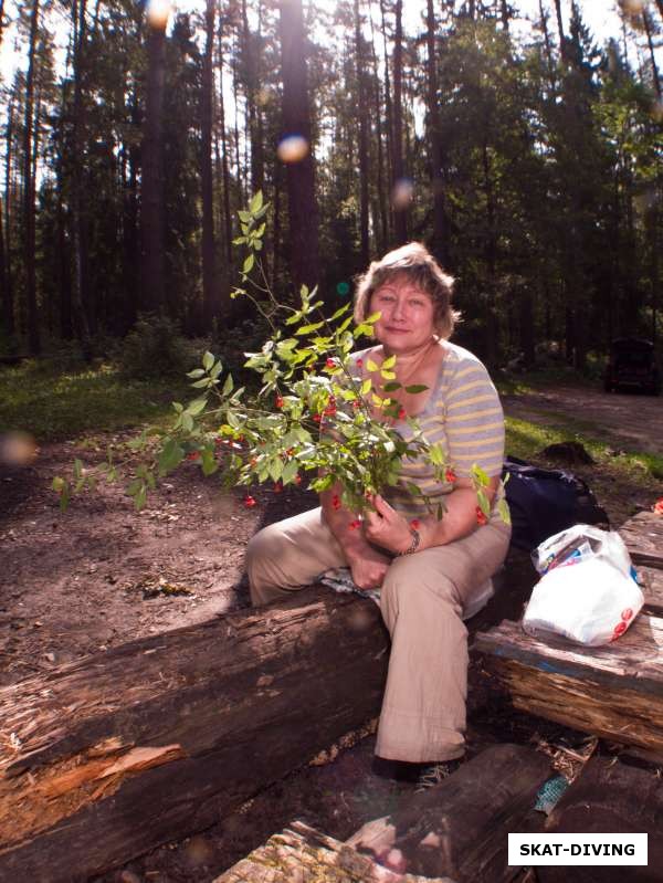 Тюрина Ирина, ее медведь поклонник снова принес цветы с ягодами