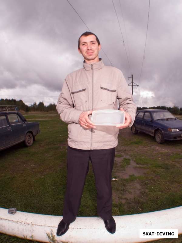Николаенков Сергей, демонстрирует критерий зачетности рыбы, она должна быть не меньше крышки от бокса
