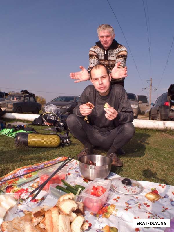 Истомин Дмитрий, Леонов Дмитрий, в конце правильное застолье с мясом, овощами и фруктами