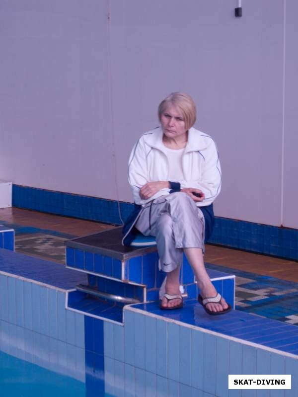 Лутовинова Елена, тренер по скоростному плаванию в ластах, наставник Шувалова Владимира с интересом наблюдает за статическими стартами