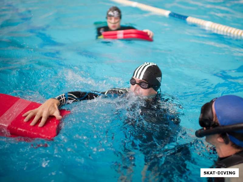 Махов Анатолий, выходит из воды проплыв без ласт 85 метров, но опускает несколько раз лицо в воду, красная карточка, попытка не засчитана