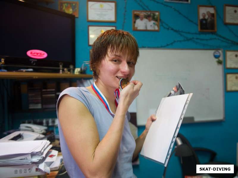 Воробьева Татьяна, кусает чемпионскую медаль, первое место в статике (4:06) и второе место в динамике (106м)