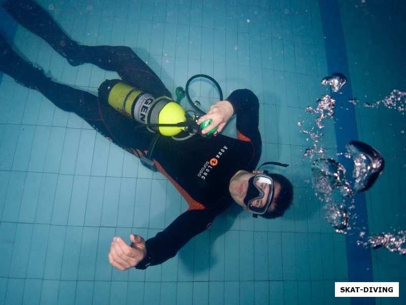 Рослов Олег, наблюдает за подводным безумием интеров, дыша чистым кислородом