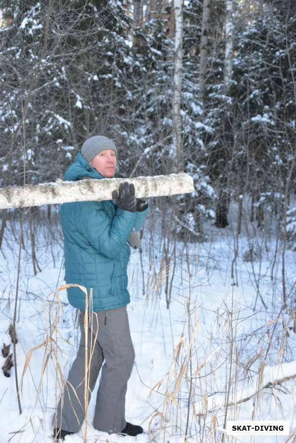 Гришутин Сергей, пока внимание егерей было приковано к ныряльщикам, некоторые выносили тайком лес