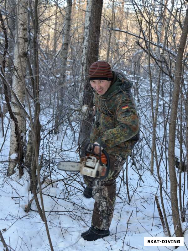 Николаенков Сергей, нелегальной лесозаготовкой руководил в тот день вот этот парень