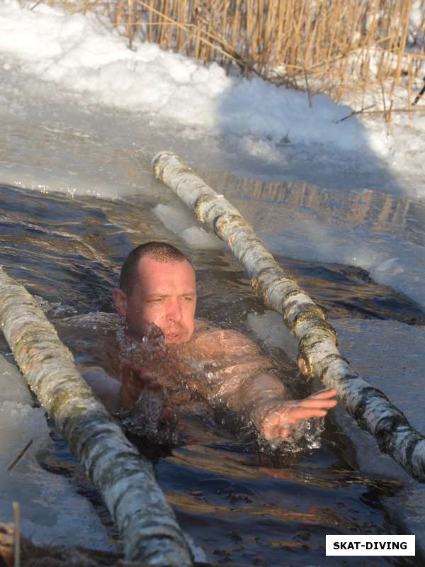 Надыкто Андрей, в парящей на морозе проруби