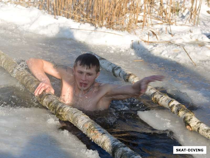 Щербаков Дмитрий, радуется и весело плещется в крещенской воде