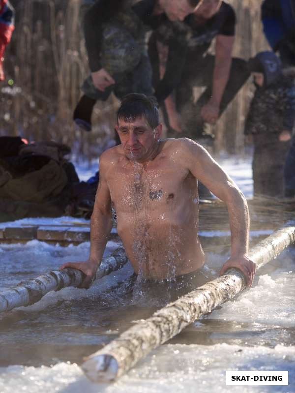 Серегин Сергей, балансировать на жердях в ледяной воде - непростое занятие