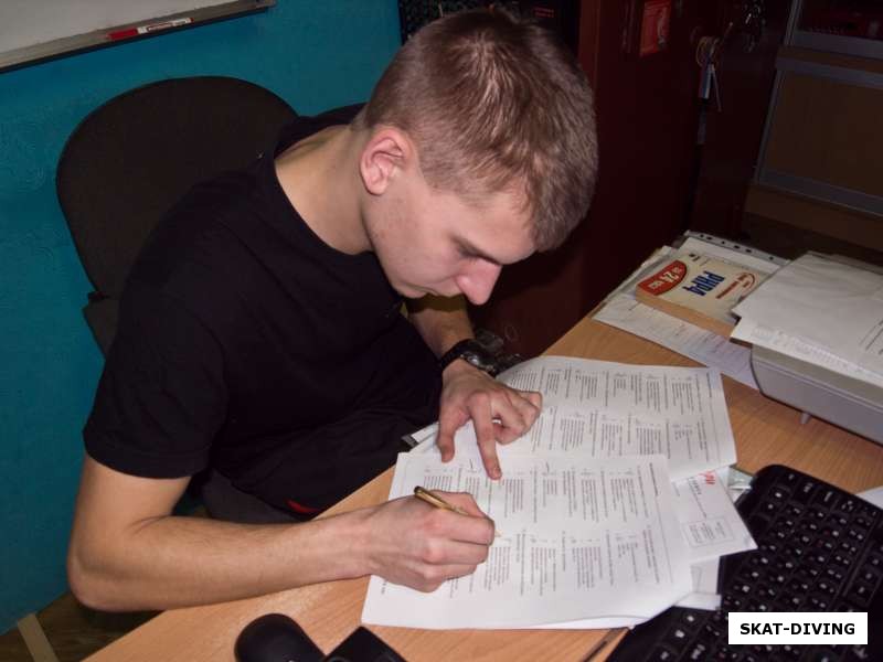 Шувалов Владимир, инструктор проверяет работы своих учеников