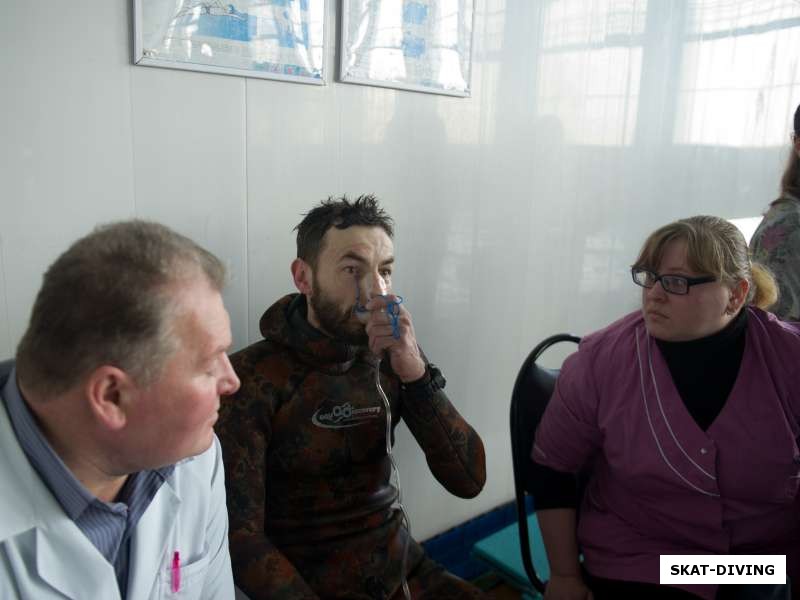 Ильюшин Сергей, вышел из воды на отметке 5 минут, 34 секунды, но не смог выполнить протокол, потерял сознание, получил красную карточку и медицинский кислород