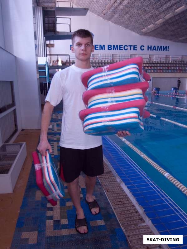 Шувалов Владимир, с плотиками для страхующих на воде