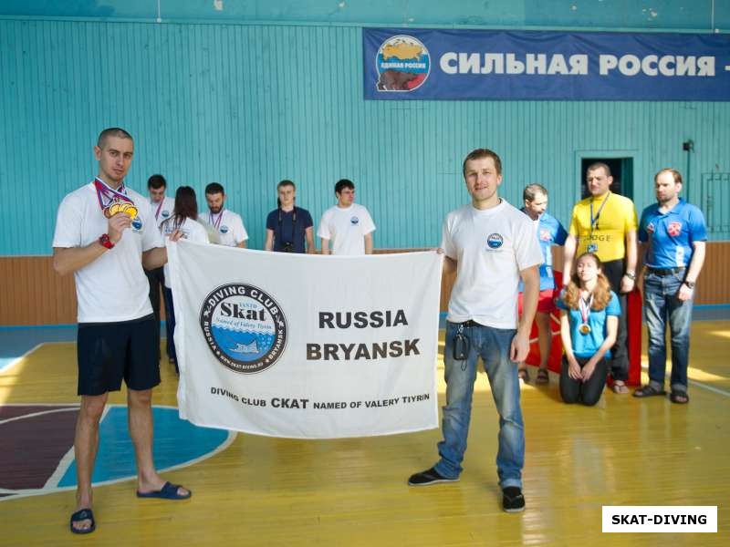 Махов Анатолий, Шлыков Игорь, флаг клуба СКАТ в руках у костромских спортсменов