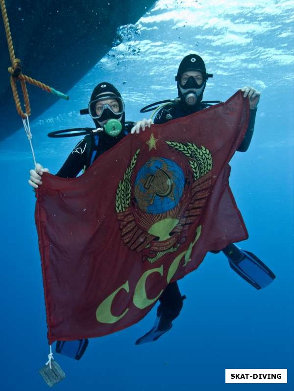 Гайнулина Анна, Напольских Виктория, с красным флагом великого патриотизма