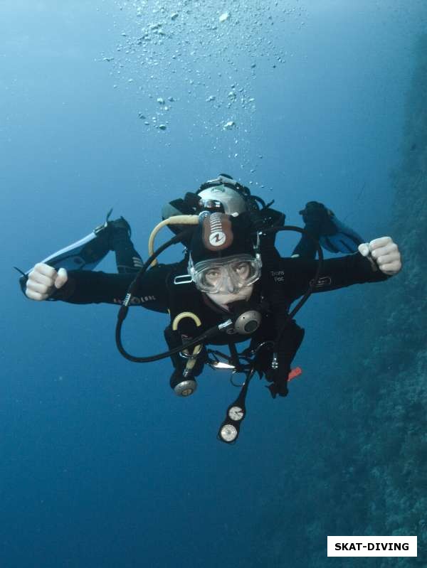 Шнабель Игорь, демонстрирует свою силу под водой, а может радость