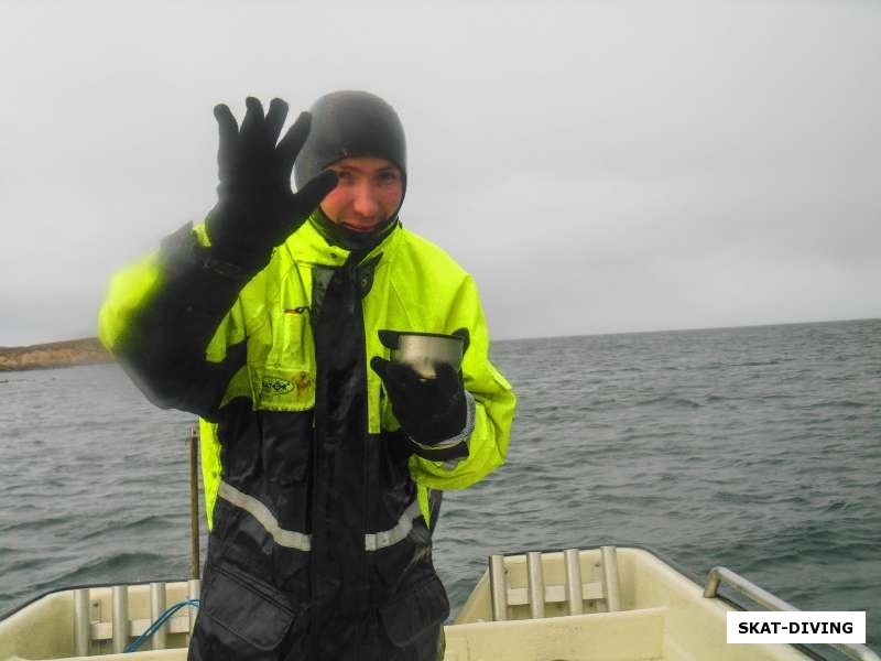 Николаенков Сергей, первые два дня рыбалки давались тяжело, вода– семь градусов, а на улице не многим теплее, плюс ветер и дождь со снегом