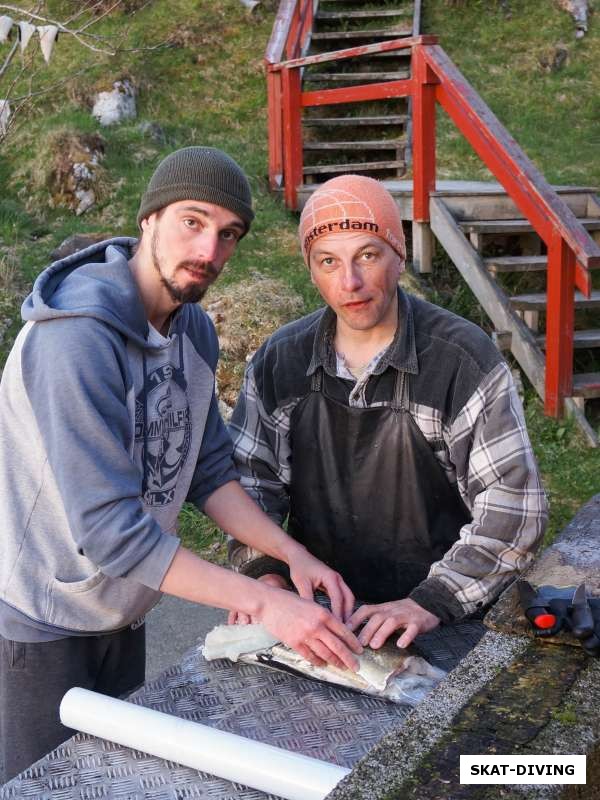 Романов Артем, Ильюшин Дмитрий, финальный этап рыбной ловли– укутывание филе перед заморозкой