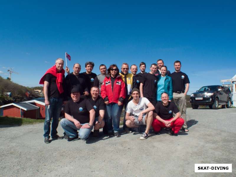 Команда рыбаков и подвохов клуба СКАТ с руководством базы на итоговой фотографии перед отъездом домой