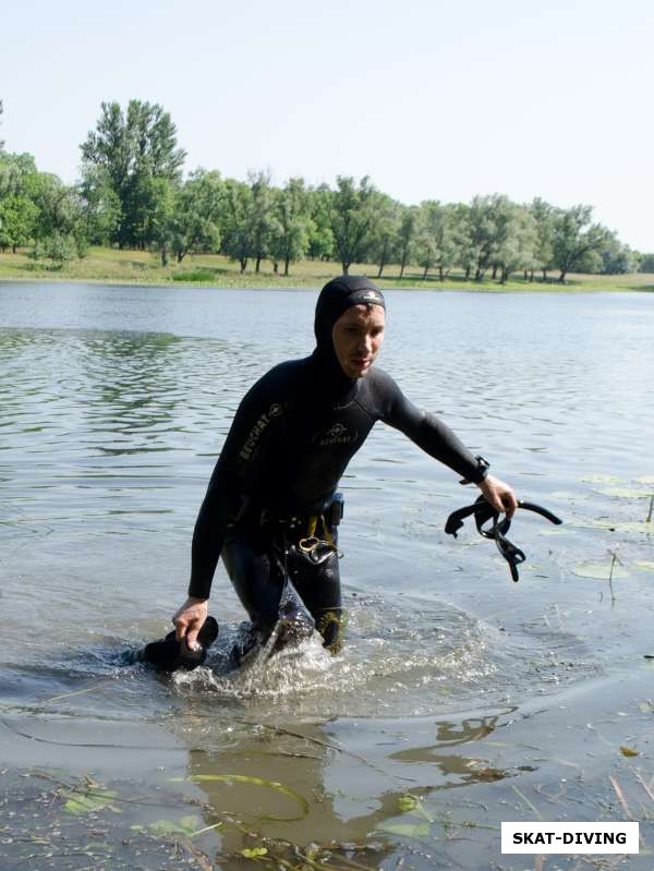 Николаенков Сергей, после ныряния на глубину с целой кучей подвохов наш инструктор скорее выползал на берег, чем выходил