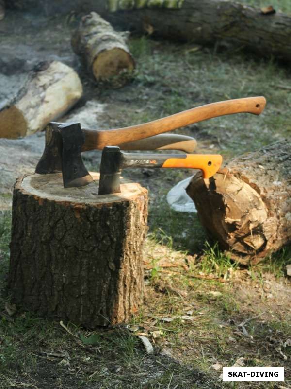 Наши парни рубят дрова сразу тремя топорами...