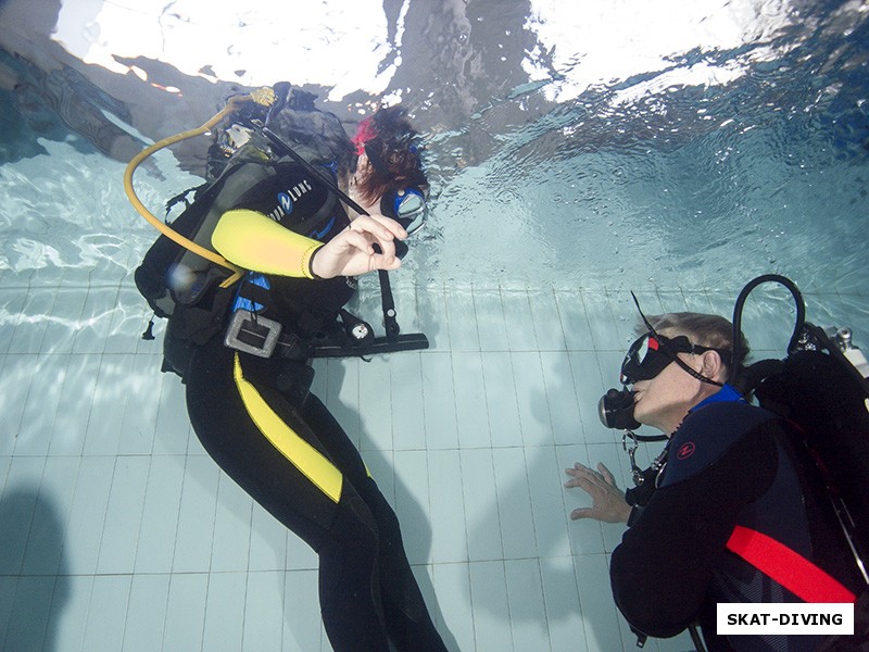 Дьячкова Евгения, Истомин Дмитрий, первый взгляд под воду, а там уже инструктор ждет