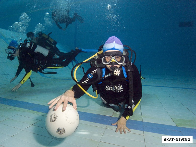 Коваль Ирина, решила попробовать подводный баскетбол
