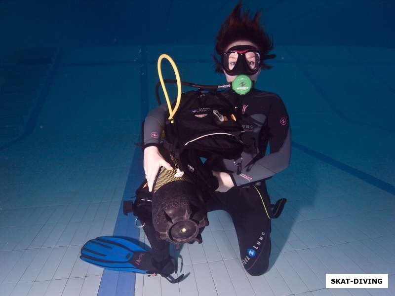 Дьячкова Евгения, упражнение по сниманию снаряжения под водой