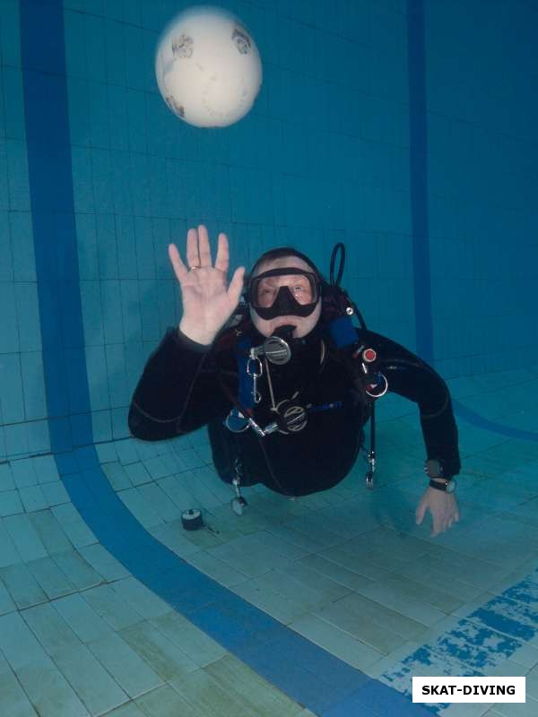 Горпинюк Сергей, тоже увлекся под водой нашим гандбольным мячом